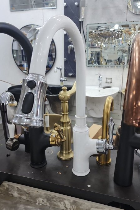 حنفية مطبخ بيضاء بلمسات كروم فاخرة